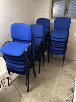 Dreißig Stapelstühle im Keller des LOV